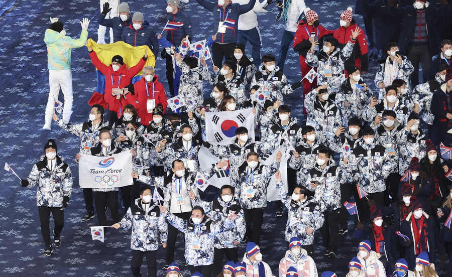 ▲ 우리 선수단은 차민규를 기수로 세워 입장해 셀카를 찍는 등 폐회식을 즐겼다. ⓒ연합뉴스