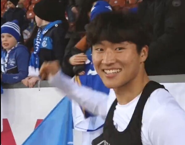 정상빈이 그라스호퍼 소속으로 데뷔전을 치른 뒤 한국 팬에게 유니폼을 선물했다. ⓒ그라스호퍼 트위터 캡처