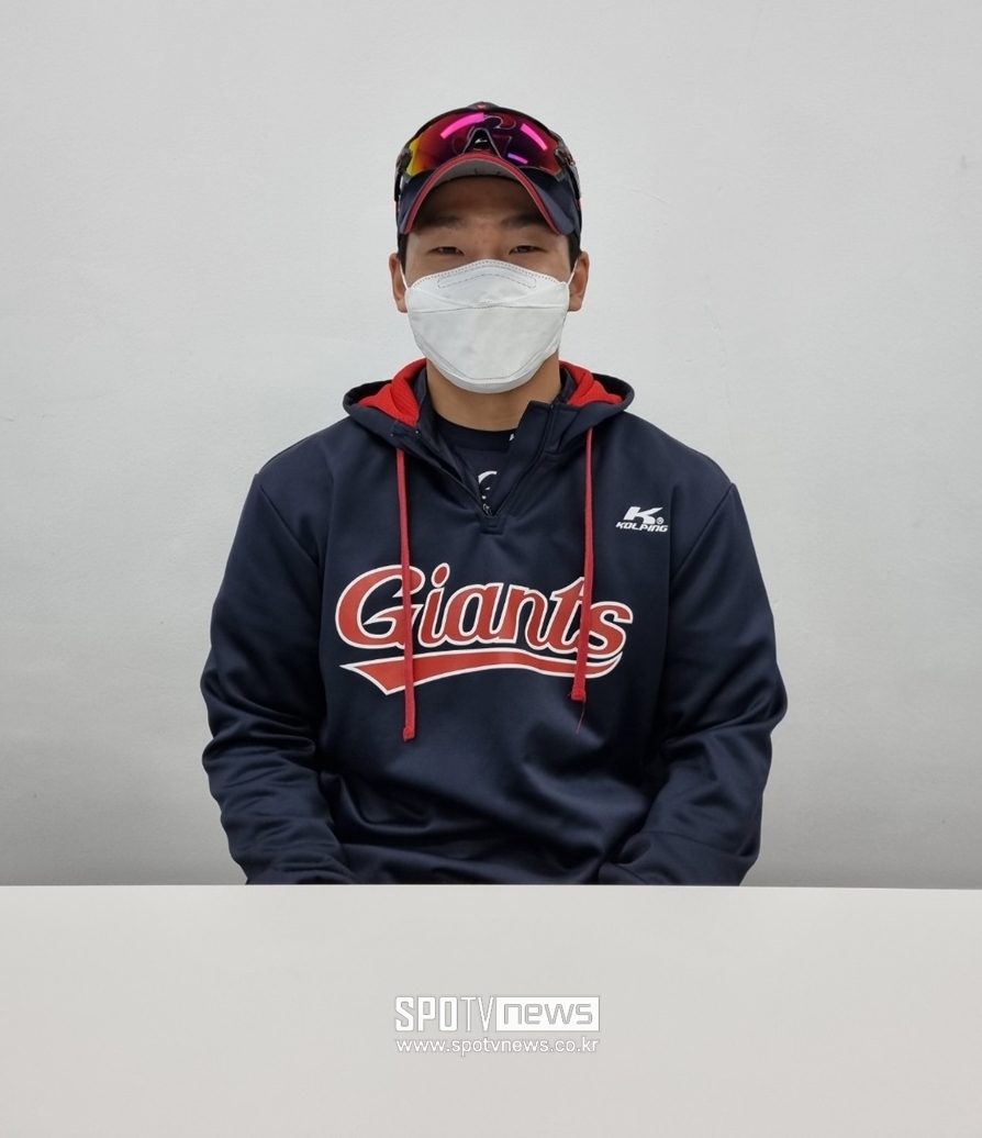 ▲ 롯데 장두성이 취재진과 인터뷰를 하고 있다.ⓒ김해, 박정현 기자