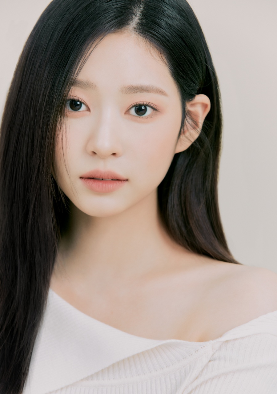 아이즈원 출신 김민주, 코로나19 확진…"재택 치료 중"