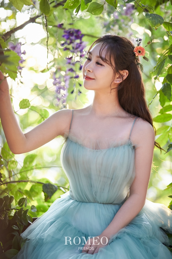 ▲ 예비신랑과 윤태화. 제공| 로미오프렌즈, 라비노체, 해피메리드컴퍼니, 웨딩디렉터봉드, 스플렌디노, 닉스플로스, 정민경스타일리스트, 빈헤어