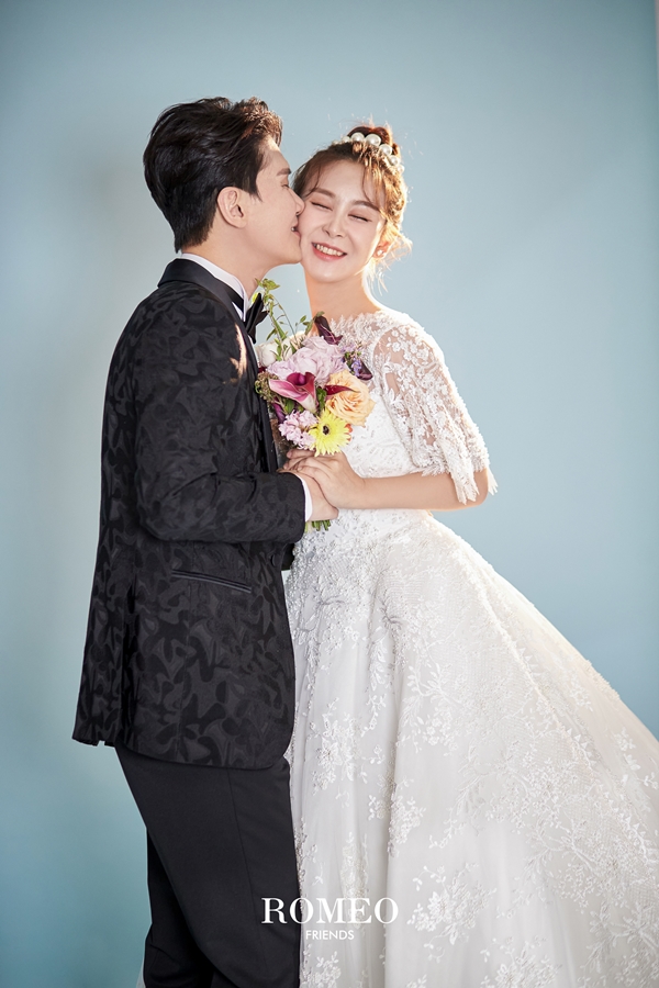 ▲ 예비신랑과 윤태화. 제공| 로미오프렌즈, 라비노체, 해피메리드컴퍼니, 웨딩디렉터봉드, 스플렌디노, 닉스플로스, 정민경스타일리스트, 빈헤어
