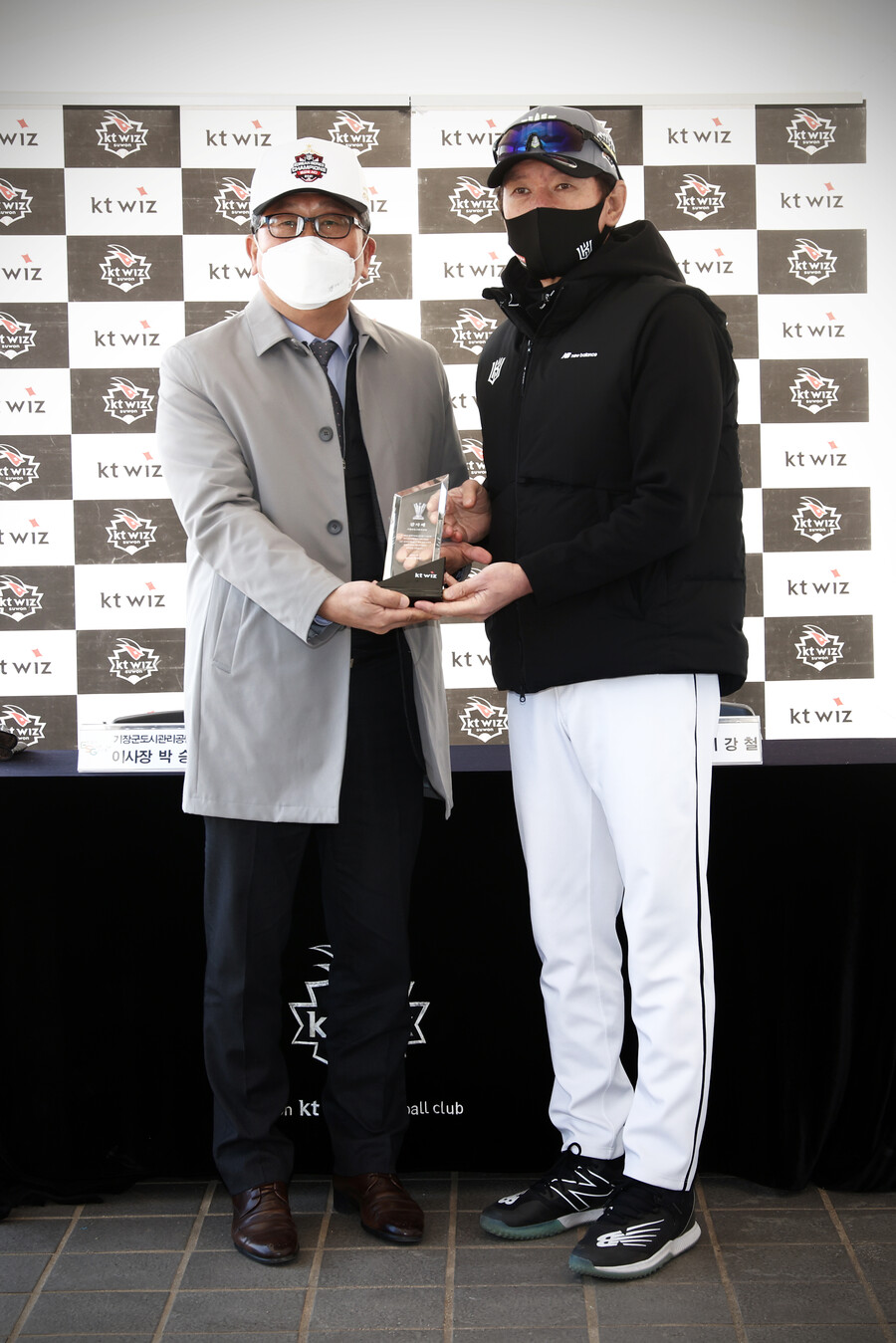 ▲ 박승하 기장군도시관리단 이사장(왼쪽)에게 이강철 감독이 감사패를 전달하고 있다. ⓒ kt 위즈