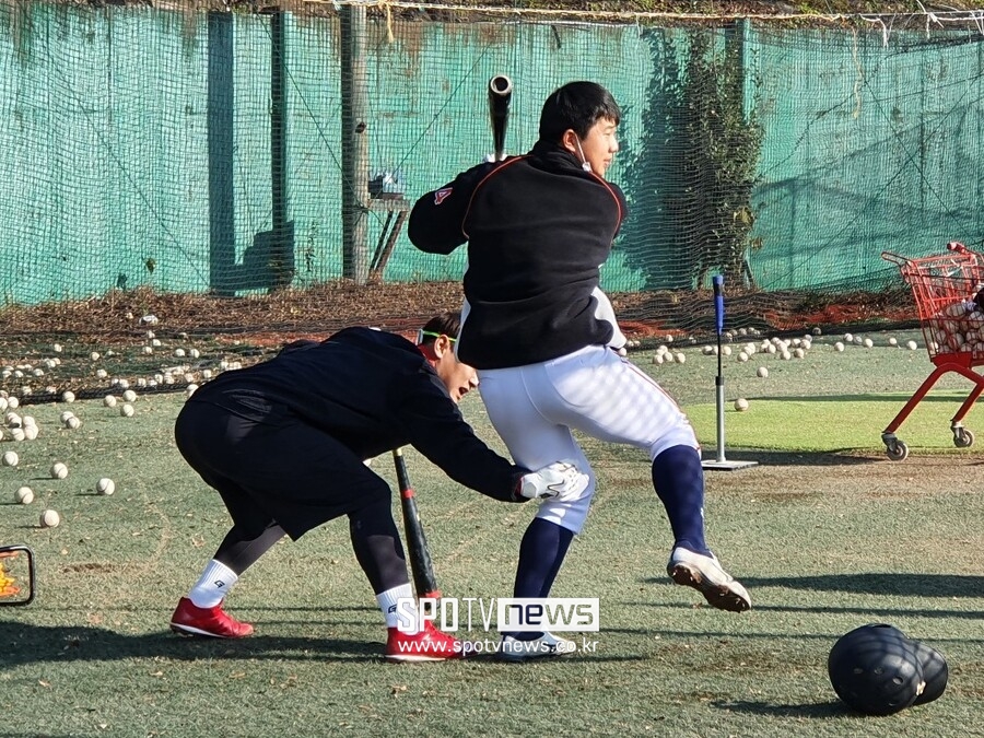 ▲ KIA 김선빈(왼쪽)은 1월에 제주고 선수들과 함께 훈련하면서 틈틈이 지도를 하며 조언을 건넸다. 김선빈은 방망이와 글러브, 장갑 등을 선물해주고 광주로 돌아갔다.