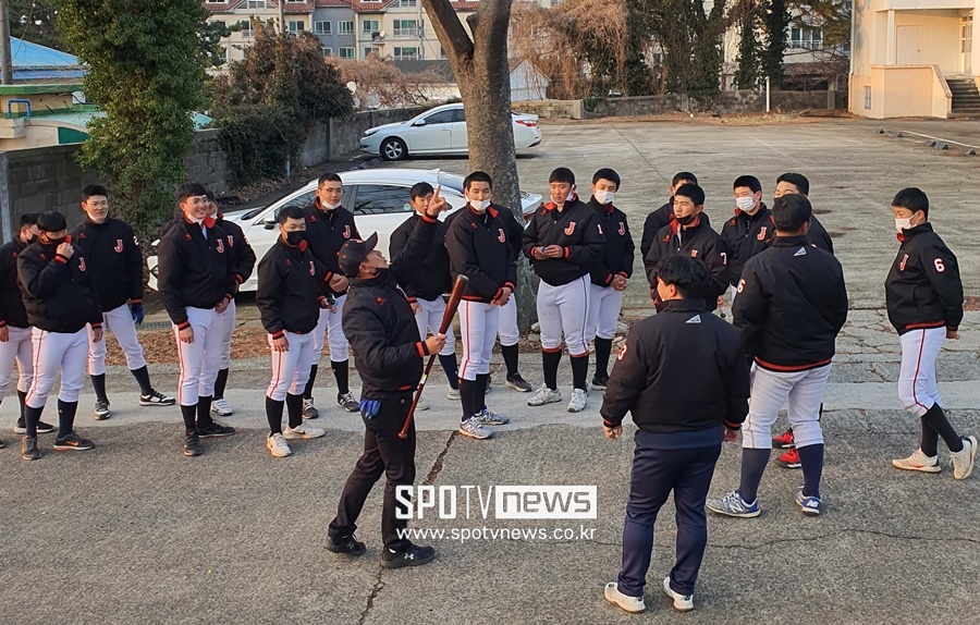▲ 제주고 조규제 코치가 익살스러운 포즈를 취하자 선수들이 즐거워하고 있다. 조 코치 오른쪽은 KIA 김선빈의 동생인 김선현 코치 ⓒ제주, 이재국 기자