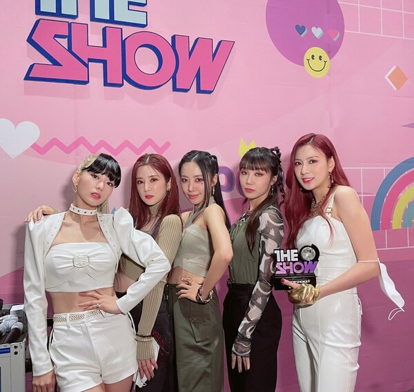 ▲ 에이핑크 '더쇼' 1위 인증샷. 제공|IST엔터테인먼트