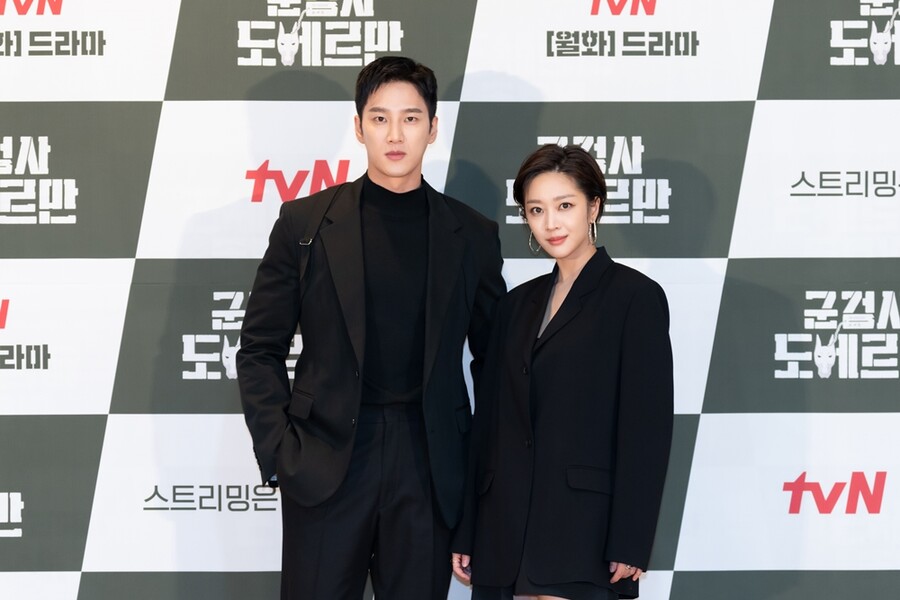 ▲ 군검사 도베르만 안보현(왼쪽), 조보아. 제공 l tvN