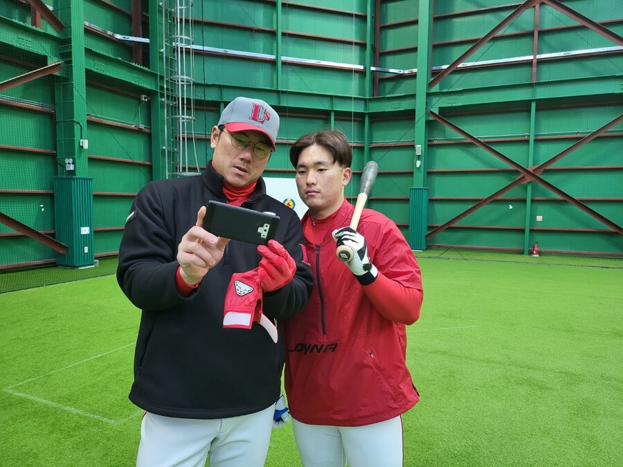 ▲ 박정권 코치와 이야기를 나누고 있는 SSG 임석진(오른쪽) ⓒSSG랜더스
