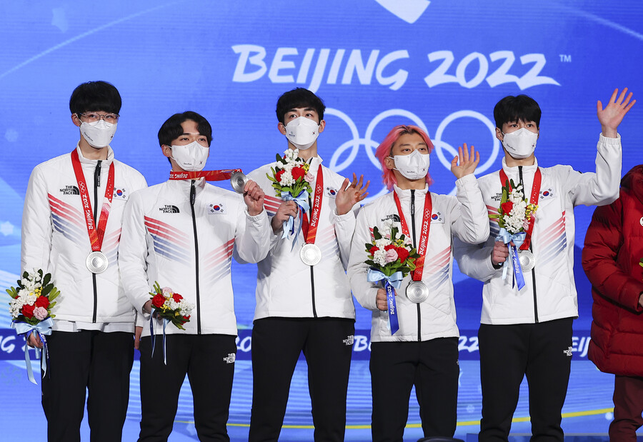 ▲ 2022베이징동계올림픽에서 남자 5000m 계주 은메달을 획득한 남자 쇼트트랙 대표팀. ⓒ연합뉴스