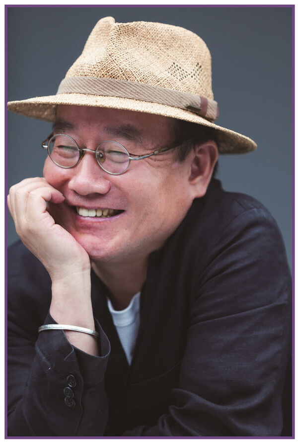 ▲ 블랙핑크 평전을 쓴 구자형 작가. 제공|빛기둥 출판사