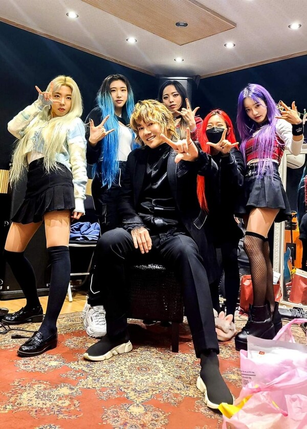 ▲ 김장훈(아랫줄 가운데)과 롤링쿼츠. 출처|김장훈 SNS