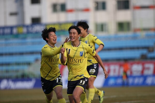 "100억 경제 효과"…축구는 '바다의 땅' 통영을 어떻게 바꿨나