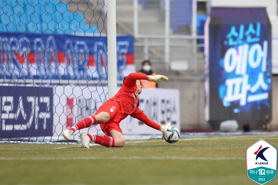 ▲ 선방쇼를 펼친 양형모(수원삼성) ⓒ한국프로축구연맹
