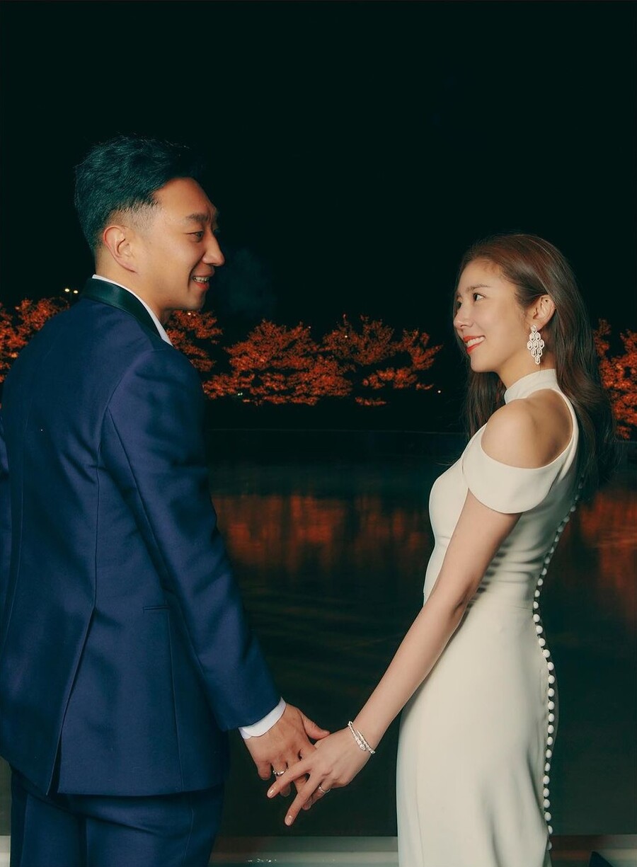 손담비♥이규혁, 웨딩화보인데 명품시계 자랑 같은 '느낌적인 느낌'