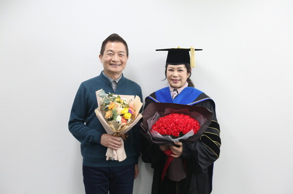 ▲ 이자연(오른쪽) 회장이 절친인 유명 작곡가 이호섭으로부터 꽃다발 축하를 받고 있다. 제공|대한가수협회
