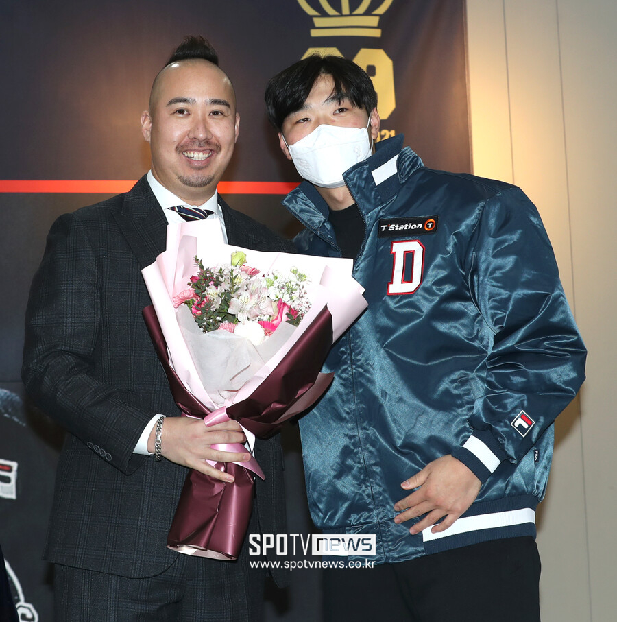 ▲ KBSN 해설위원으로 야구장에 복귀한 유희관(왼쪽)과 두산 베어스 국내 에이스 최원준 ⓒ 곽혜미 기자