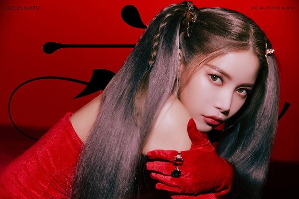 ▲ 마마무 솔라의 첫 미니앨범 '용 : 페이스' 콘셉트 포토. 제공|RBW