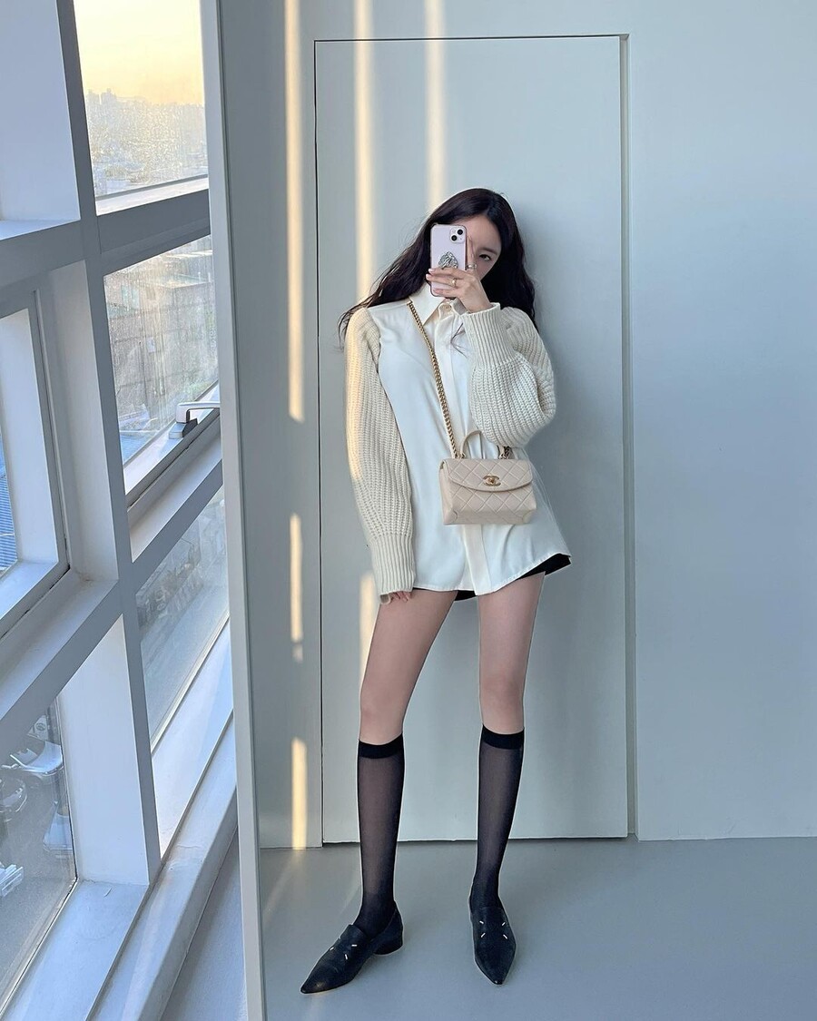 '열애설' 효민, 스커트를 입은듯 안입인듯 아찔하네…명품백 사랑은 여전