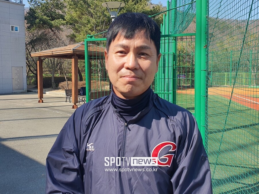 ▲ 롯데 전준호 2군 작전코치가 3일 김해 상동구장에서 인터뷰를 마친 뒤 환하게 웃고 있다. ⓒ김해, 고봉준 기자