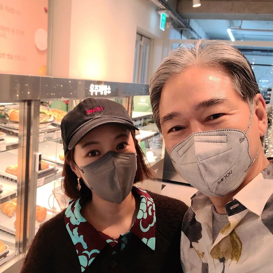 '62세' 정보석, 성북동 빵집 찾아온 반가운 손님…황정음과 다정히 머리 맞댔네