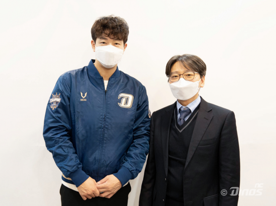 ▲ NC 다이노스 박건우를 영입한 임선남 단장(오른쪽) ⓒ NC 다이노스