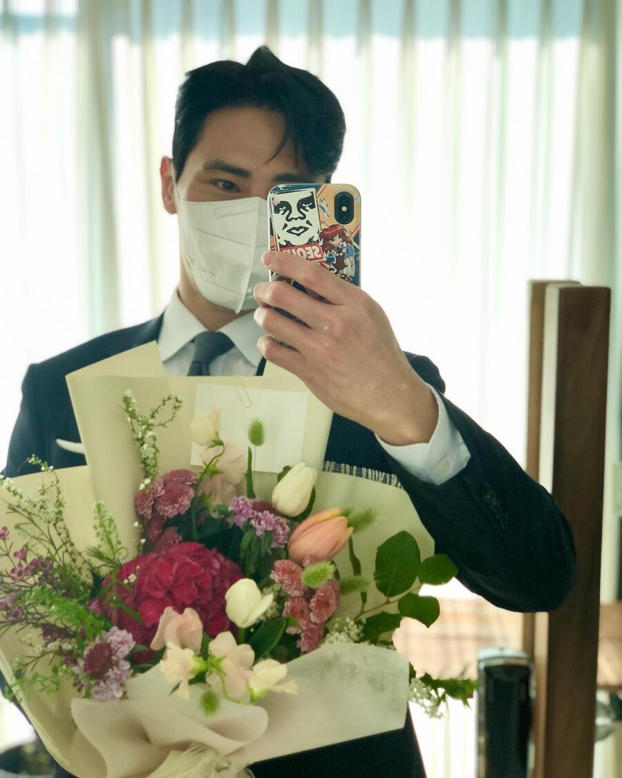 김재우, 결혼기념일이라고 쫙 빼입었네…꽃다발 들고 "아내에게 가는 길"