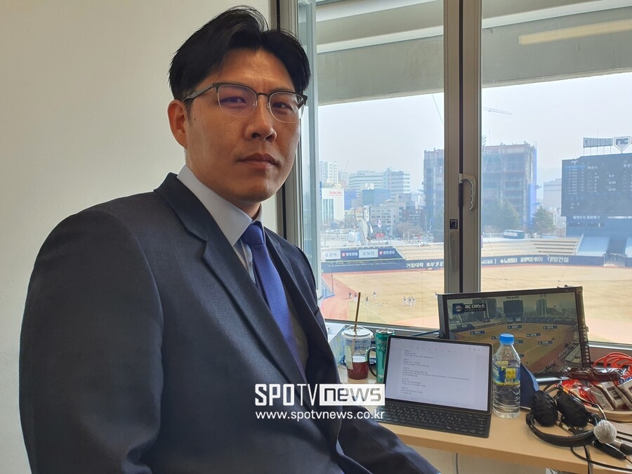▲ 권혁 SPOTV 해설위원이 4일 창원NC파크에서 열린 LG-NC전 중계를 앞두고 포즈를 취하고 있다. ⓒ창원, 고봉준 기자
