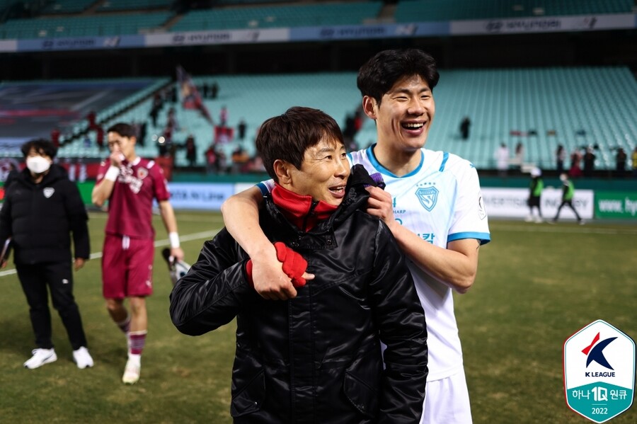 ▲ 팀을 K리그1 선두로 이끌고 있는 김기동 포항 스틸러스 감독. ⓒ한국프로축구연맹