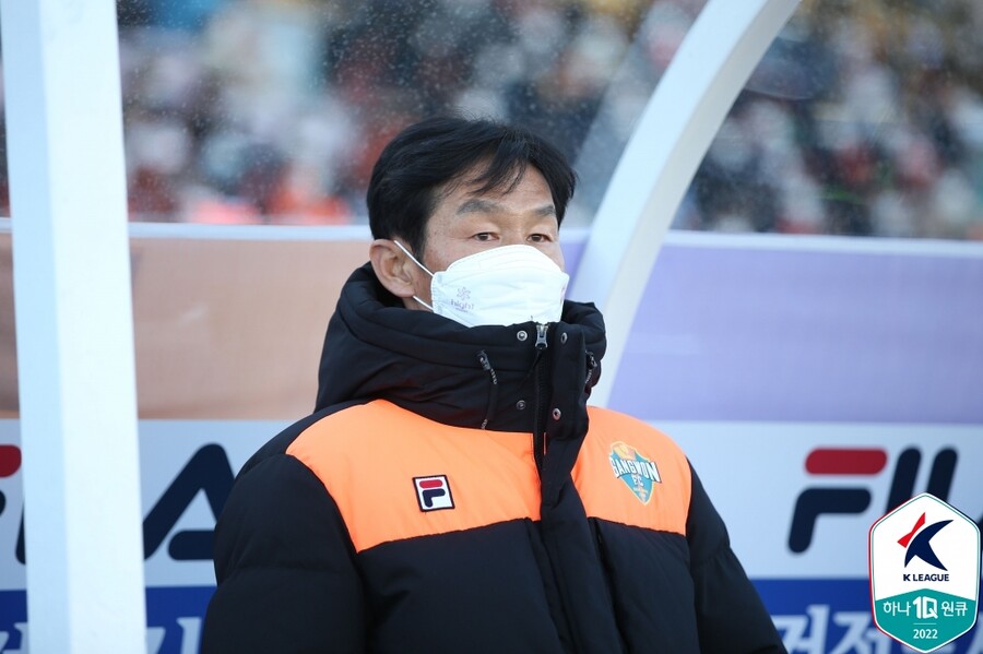 ▲ 최용수 강원FC 감독.  ⓒ한국프로축구연맹