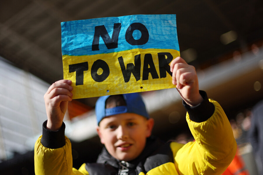 ▲ 울버햄튼과 팰리스 경기에서 나온 'NO WAR'. ⓒ연합뉴스/Reuters
