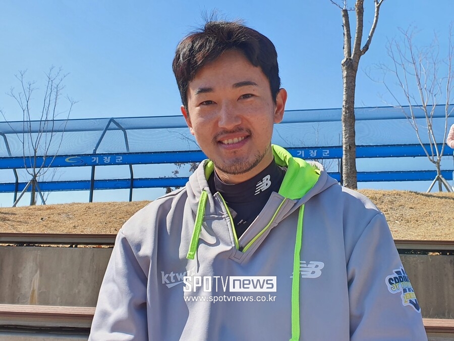 ▲ kt 고영표가 6일 기장현대차드림볼파크에서 훈련을 마친 뒤 최근 기르고 있는 수염을 드러내며 환하게 웃고 있다. ⓒ기장, 고봉준 기자