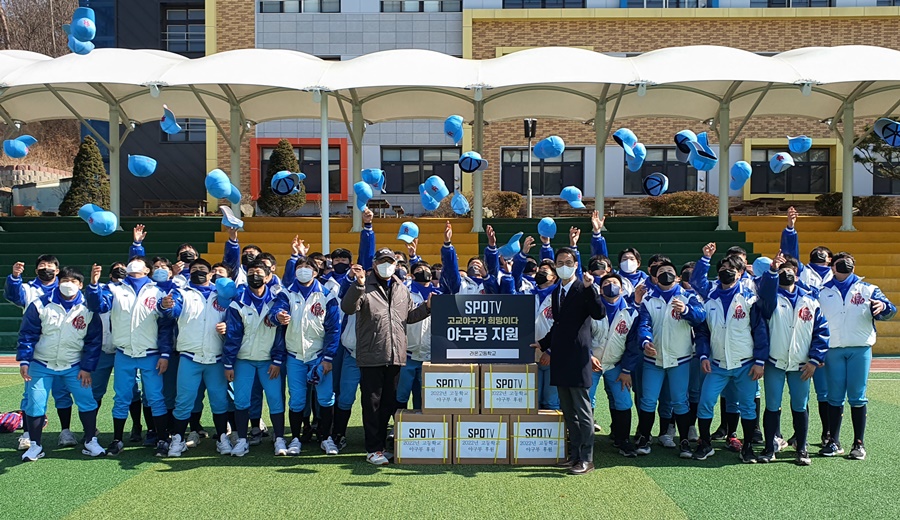 ▲ SPOTV 고교야구 해설위원인 스포티비뉴스 이재국 기자가 라온고 강봉수 감독(앞줄 중앙 왼쪽)에게 야구공(공인구)을 전달하자 선수들이 모자를 하늘로 던지며 환호하고 있다.