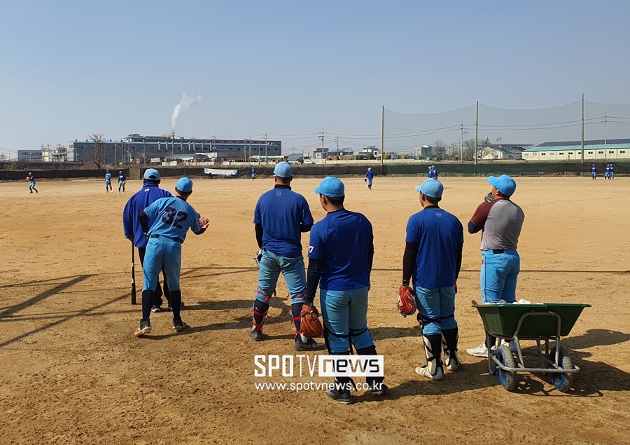 ▲ 라온고 선수들이 진위천 옆에 있는 진위야구장에서 훈련을 하고 있다. 외야 뒤쪽으로 보이는 검은색 펜스는 비닐 차양막이다. 평택시가 라온고의 훈련 환경을 개선하기 위해 10억원의 추경예산을 편성하면서 진위야구장은 인조잔디가 깔리고 라이트 시설이 들어설 전망이다. 선수들은 더 이상 맨땅에 앉아 식사를 하지 않아도 된다. ⓒ평택, 이재국 기자