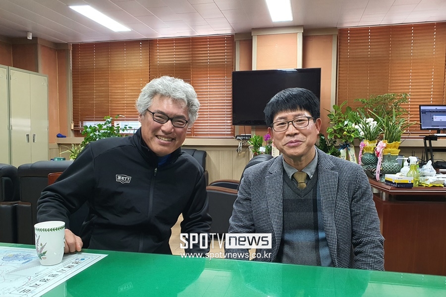 ▲ 라온고 강봉수 감독(왼쪽)과 이재유 교장선생님. 프로야구 선수 시절부터 개그맨으로 통했던 강봉수 감독은 늘 웃는 얼굴로 선수들을 지도한다. 교장선생님은 "라온고 야구부가 학교는 물론 평택시의 자랑거리가 됐다"며 전폭적인 지원을 약속했다. ⓒ평택, 이재국 기자