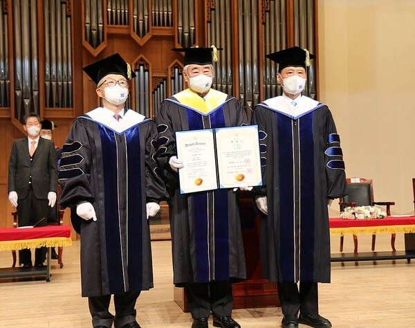 (왼쪽부터) 마상영 단국대대학원장, 조정원 총재, 김수복 단국대 총장 ⓒ세계태권도연맹