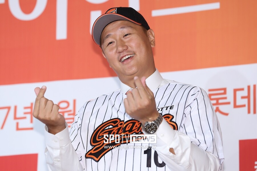 ▲ 이대호가 2017년 1월 30일 롯데호텔월드에서 열린 롯데 복귀 기자회견에서 활짝 웃고 있다. ⓒ곽혜미 기자