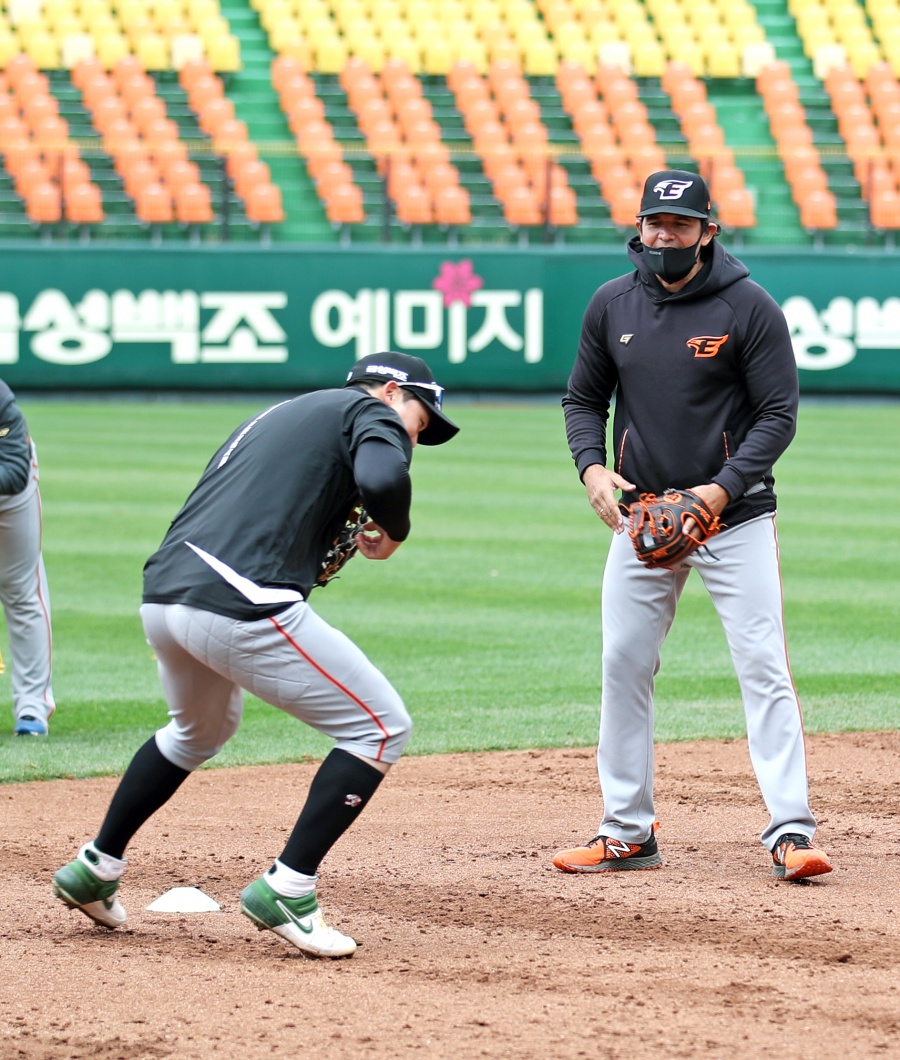 ▲ 카를로스 수베로 한화 감독(오른쪽)이 마무리캠프에서 수비 훈련을 지도하고 있다. ⓒ한화 이글스