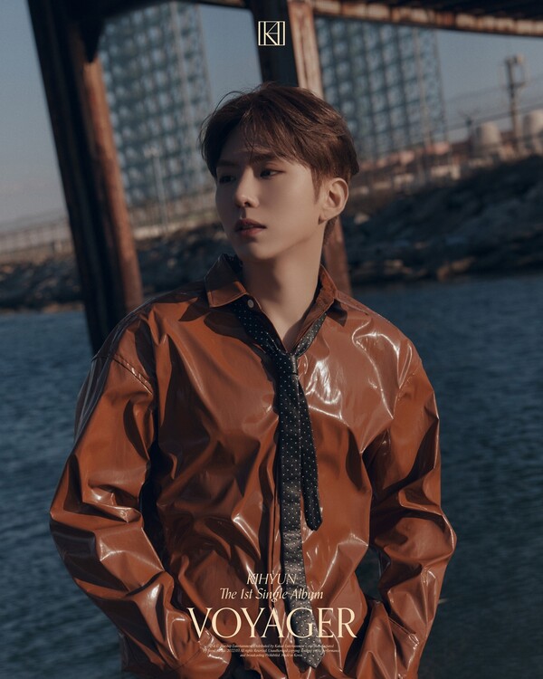 몬스타엑스 기현, ‘보이저’ 마지막 콘셉트 화보…자유로운 여행자 무드 ‘바쁜 현실 탈피’