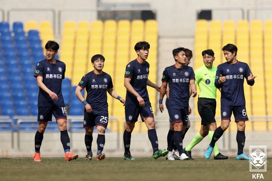 ▲  K3리그 청주FC는 K리그2 부산 아이파크에 3-6으로 졌다. 하지만, 3골이나 넣는 저력을 발휘했다.(사진 위) K3리그 화성FC는 K리그2 대전 하나시티즌을 승부차기로 눌렀다.(사진 아래) ⓒ대한축구협회
