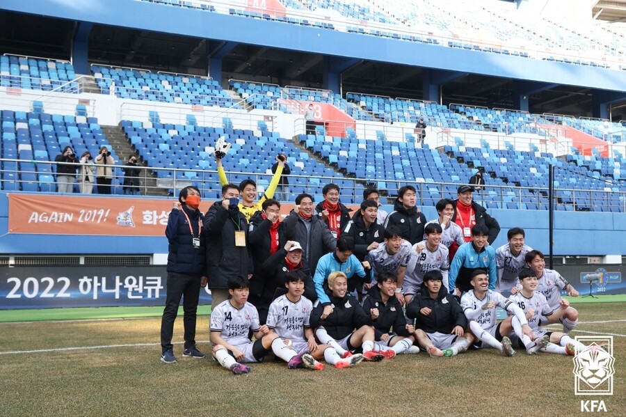 ▲  K3리그 청주FC는 K리그2 부산 아이파크에 3-6으로 졌다. 하지만, 3골이나 넣는 저력을 발휘했다.(사진 위) K3리그 화성FC는 K리그2 대전 하나시티즌을 승부차기로 눌렀다.(사진 아래) ⓒ대한축구협회