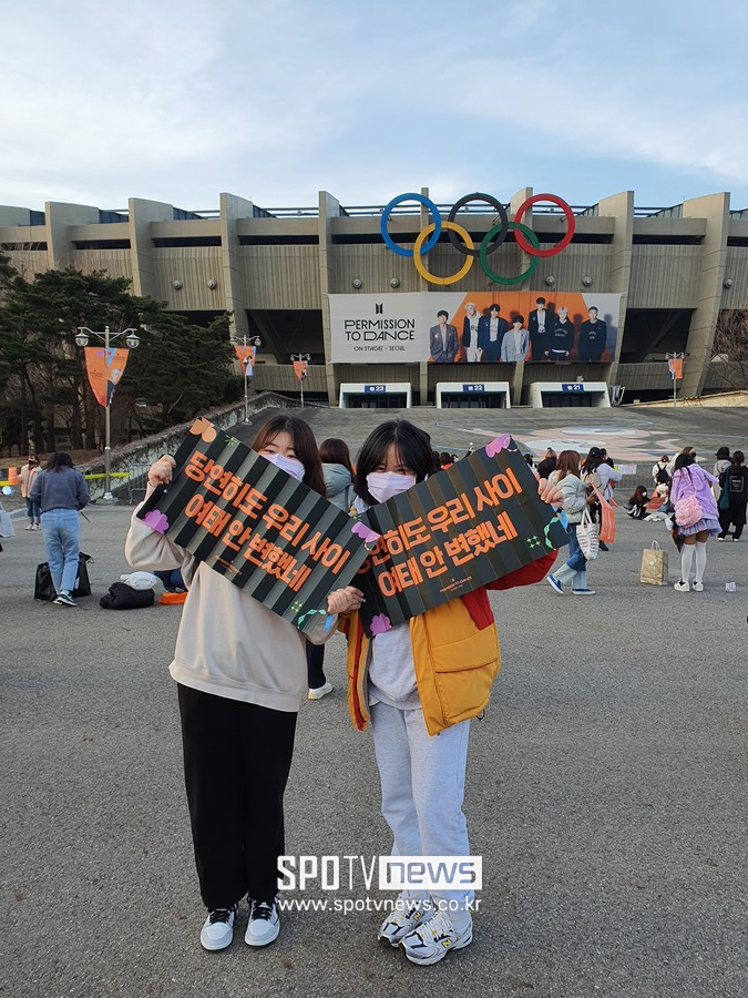 "방탄소년단 있어 우리도 행복"…1만5천 아미 집합, 눈물의 잠실
