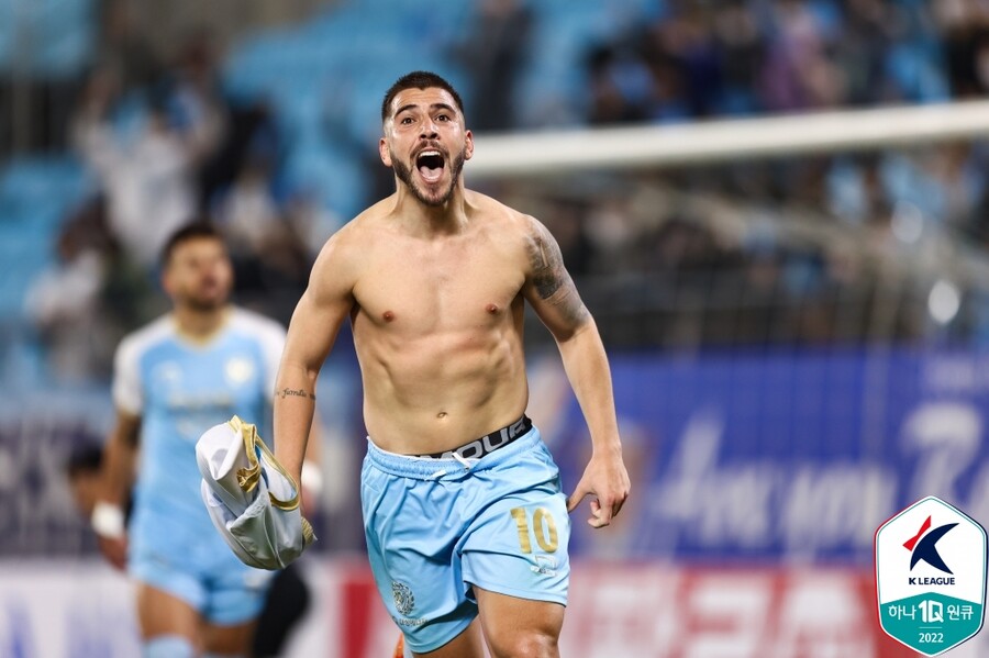 ▲ 상의 탈의 세리머니로 대구FC 입단 리그 첫 골을 자축하는 라마스 ⓒ한국프로축구연맹