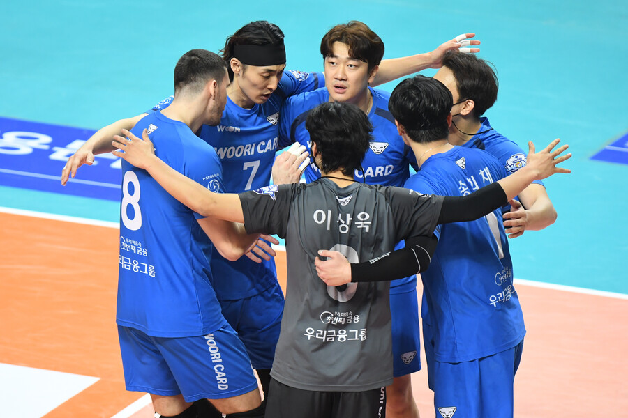 'PO 직행 가자' 우리카드, '레오 몰빵' OK금융그룹 3-1 제압