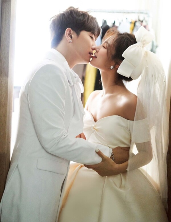 ▲ 가비엔제이 제니, 작곡가 김수빈 웨딩 화보. 제공|해피메리드컴펌퍼니, 웨딩디렉터봉드, 써드마인드, 아뜰리에로자, 3스토리, 와일드디아웨딩, 스플렌디노 , 정부자스타일리스트, 정민경스타일리스트, 규중칠우, 스튜디오원, 길옴므, 서은길디자이너