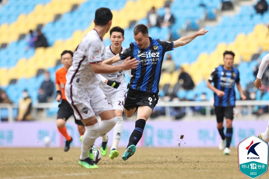 ▲ 슈팅하는 무고사. ⓒ한국프로축구연맹