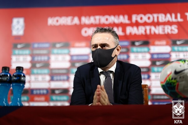 14일 대표팀 명단 발표 후 기자회견하는 파울루 벤투 국가대표팀 감독 ⓒ대한축구협회 