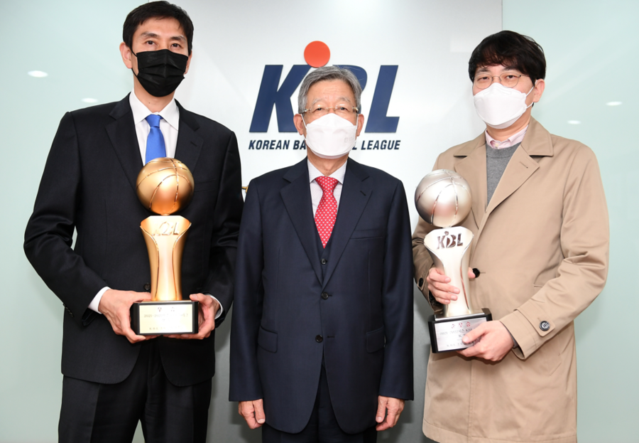 ▲ 장창곤 상무 감독, 김희옥 총재, 오경진 KT 차장 ⓒKBL