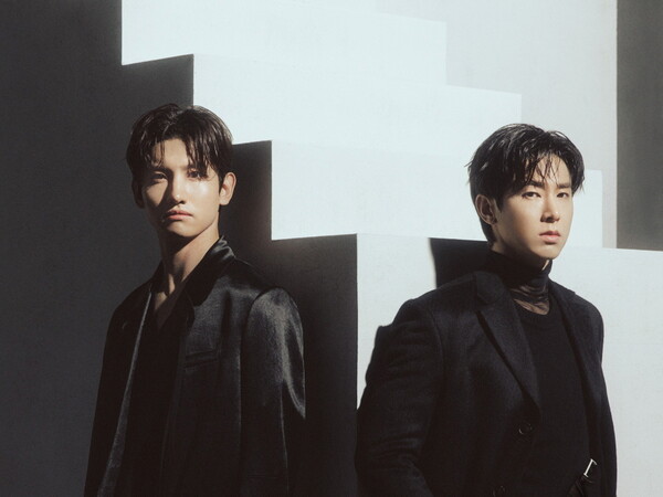 ▲ 16일 일본 새 앨범 '에피타프'를 발표하는 동방신기. 제공|SM엔터테인먼트