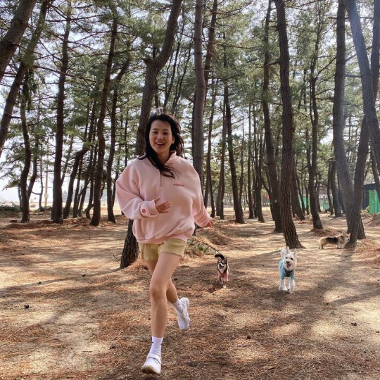 '건물주' 윤승아, 양양에서 '나 잡아봐~라' 하는 근황…"오면 행복한 이유"