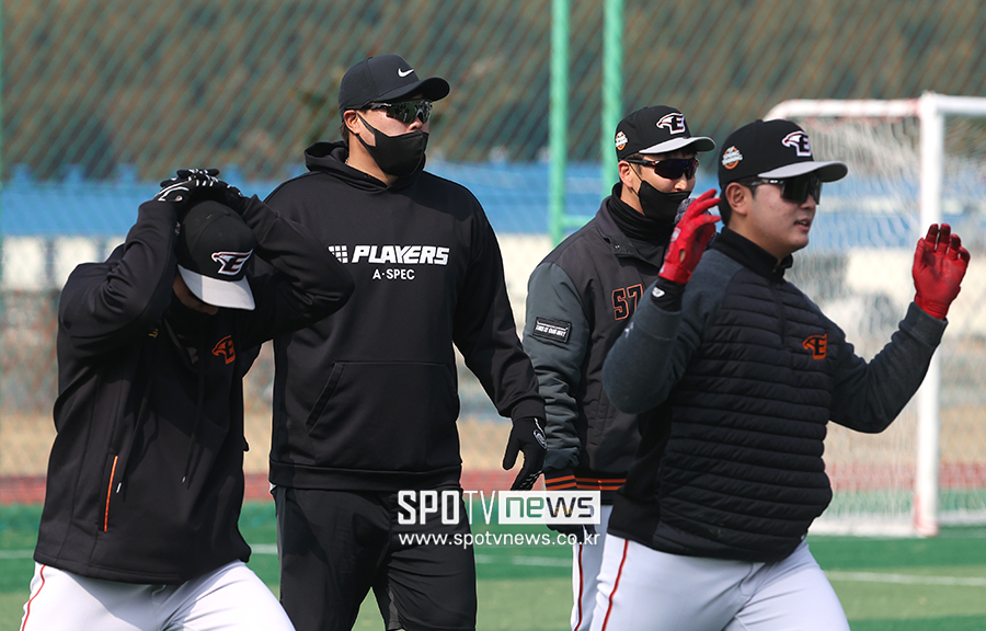 ▲ 한화 선수들과 함께 훈련하고 있는 류현진 ⓒ곽혜미 기자